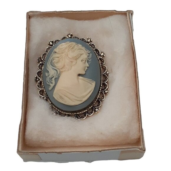 Gerry's Signed Victorian Faux Cameo Pin Brooch Pendant Vintage Gold-tone…